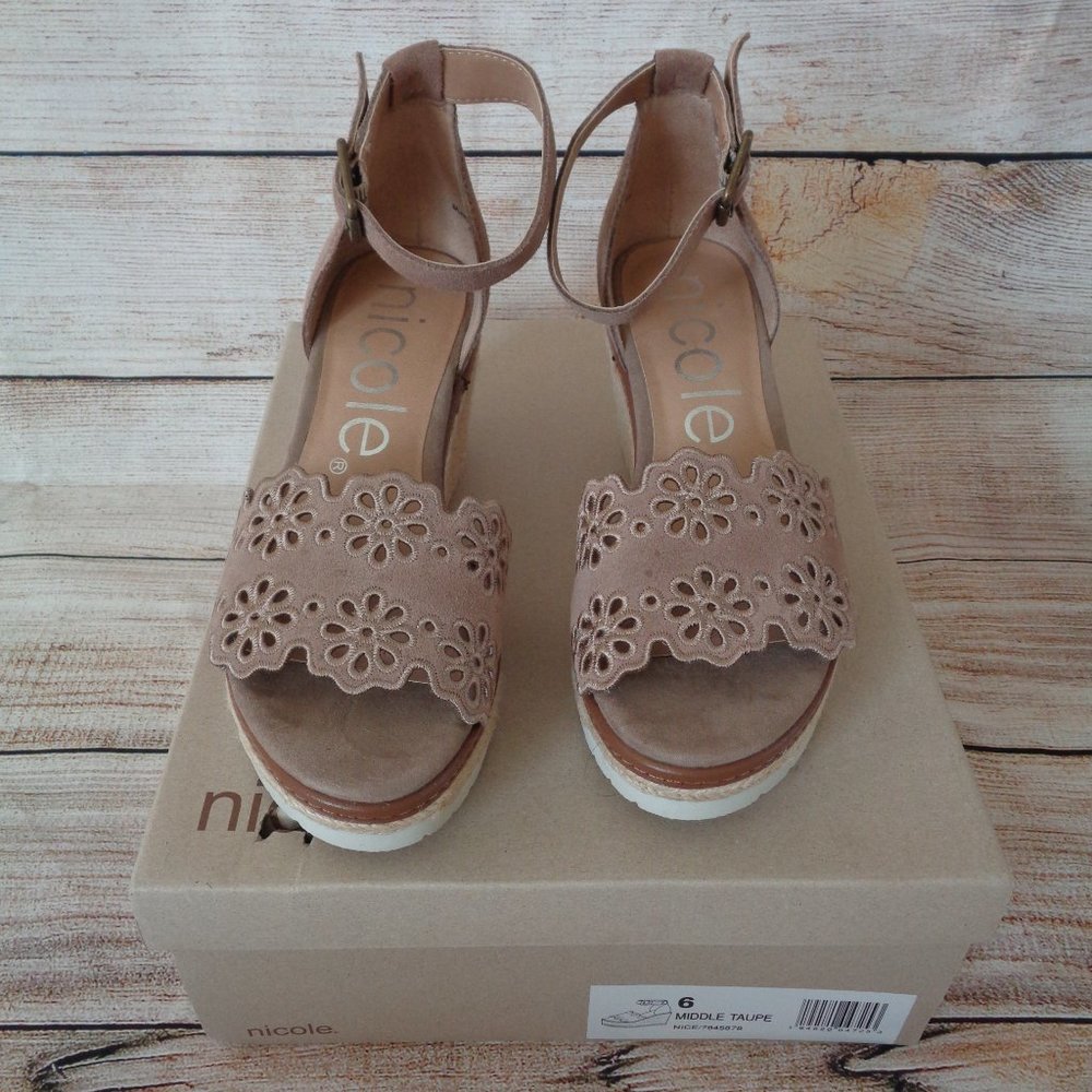NWT Nice by Nicole Taupe espadrille wedge sandals Size 6 - Picture 3 of 3